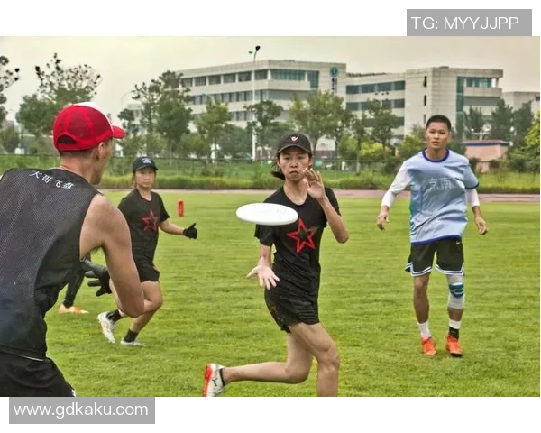 足球明星挑战飞盘运动展现超强技巧与团队默契的精彩瞬间